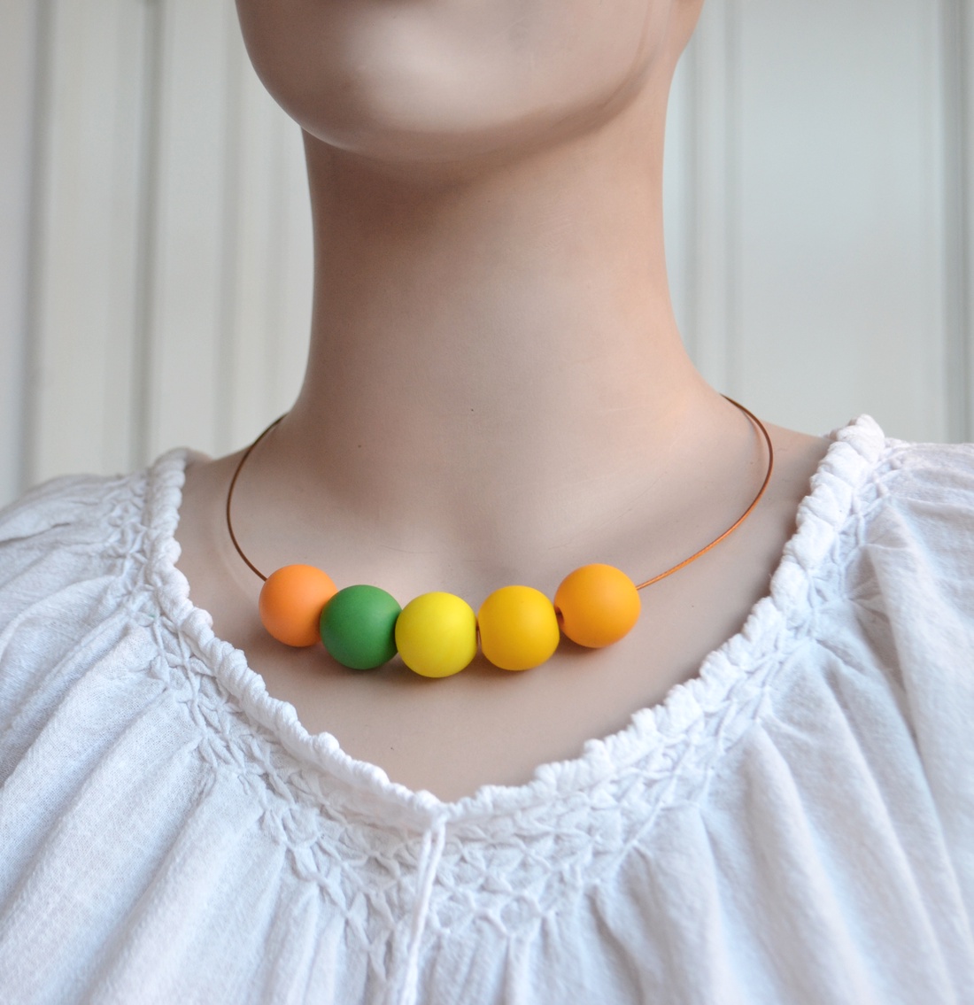 Colier margele rotunde mari colier colorat colier statement contemporan colier geometric choker Colier galben verde - bijuterii - coliere - coliere din mărgele - Artynos.ro