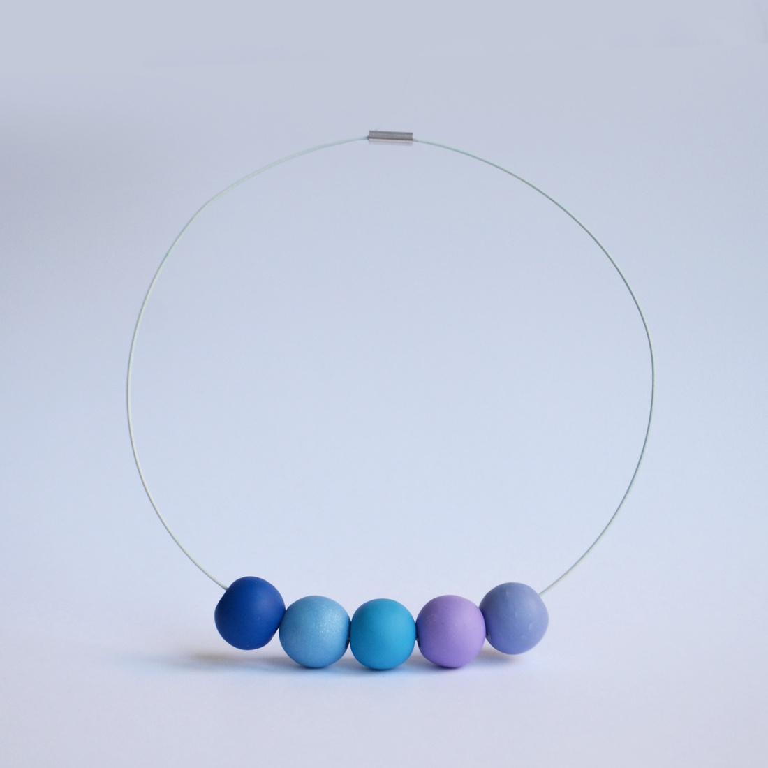 Colier margele rotunde colier colorat colier statement contemporan colier choker geometric Colier monocrom albastru mov - bijuterii - coliere - chockere - Artynos.ro