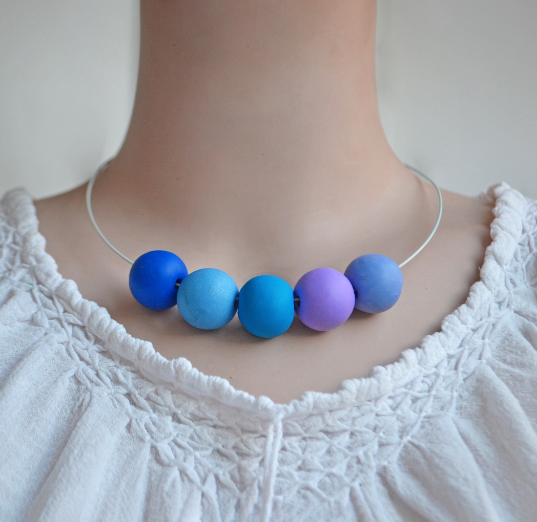 Colier margele rotunde colier colorat colier statement contemporan colier choker geometric Colier monocrom albastru mov - bijuterii - coliere - chockere - Artynos.ro