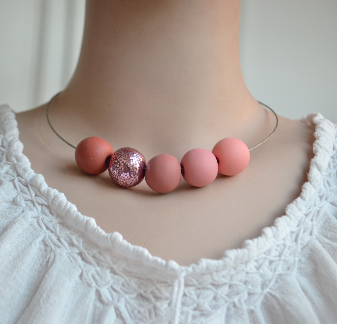 Colier margele rotunde colier colorat colier statement contemporan colier geometric choker Colier monocrom roz caramiziu - bijuterii - coliere - chockere - Artynos.ro