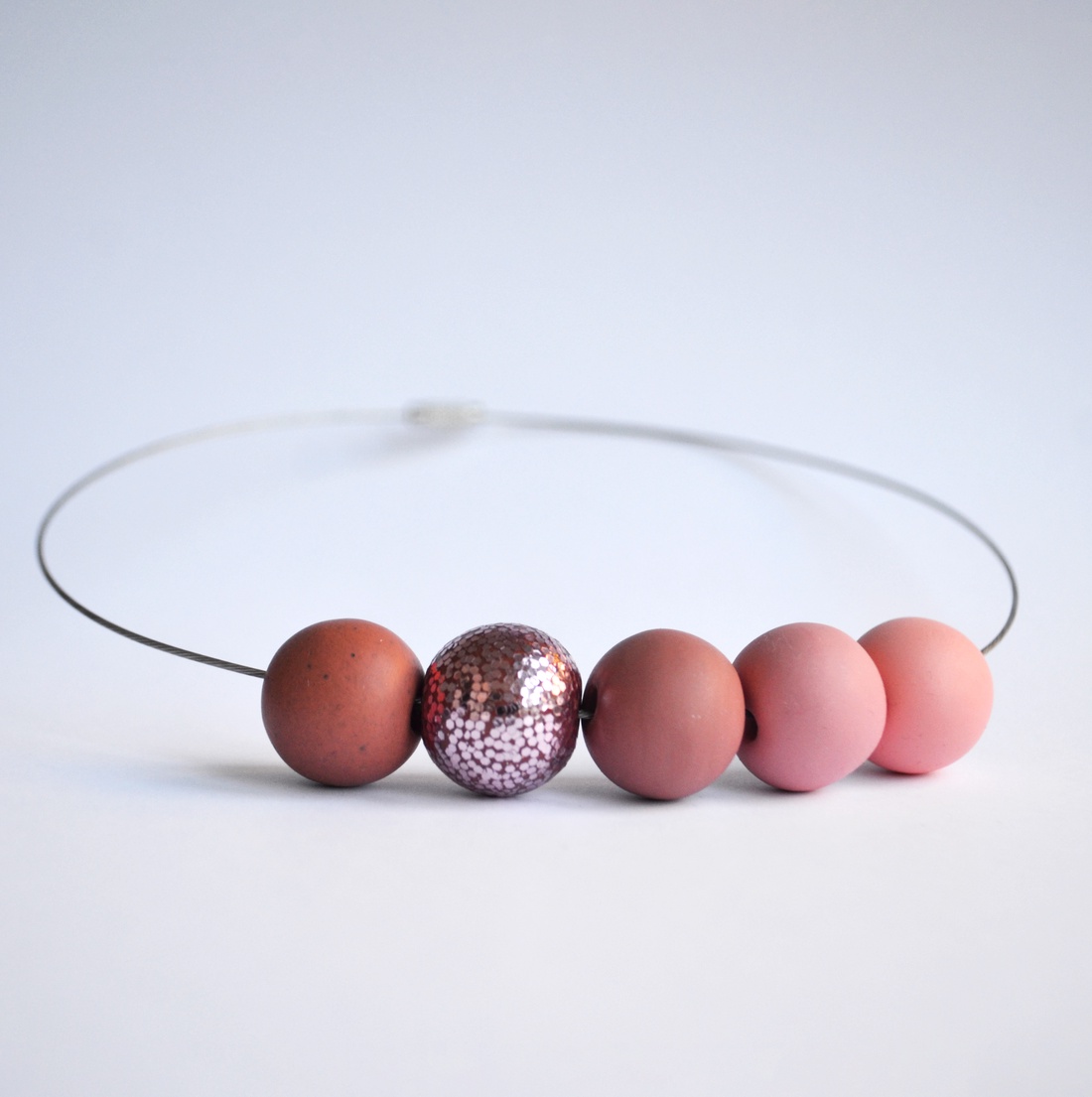Colier margele rotunde colier colorat colier statement contemporan colier geometric choker Colier monocrom roz caramiziu - bijuterii - coliere - chockere - Artynos.ro