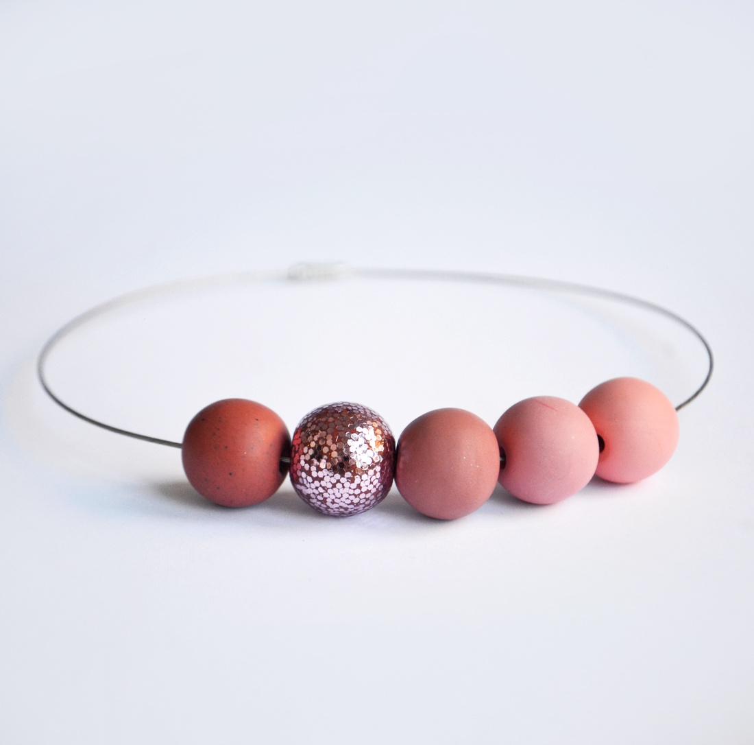 Colier margele rotunde colier colorat colier statement contemporan colier geometric choker Colier monocrom roz caramiziu - bijuterii - coliere - chockere - Artynos.ro