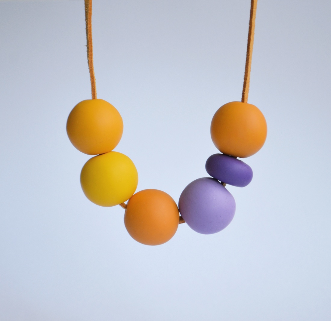 Colier margele rotunde mari colier colorat colier statement contemporan colier geometric choker Colier galben violet - bijuterii - coliere - coliere din mărgele - Artynos.ro