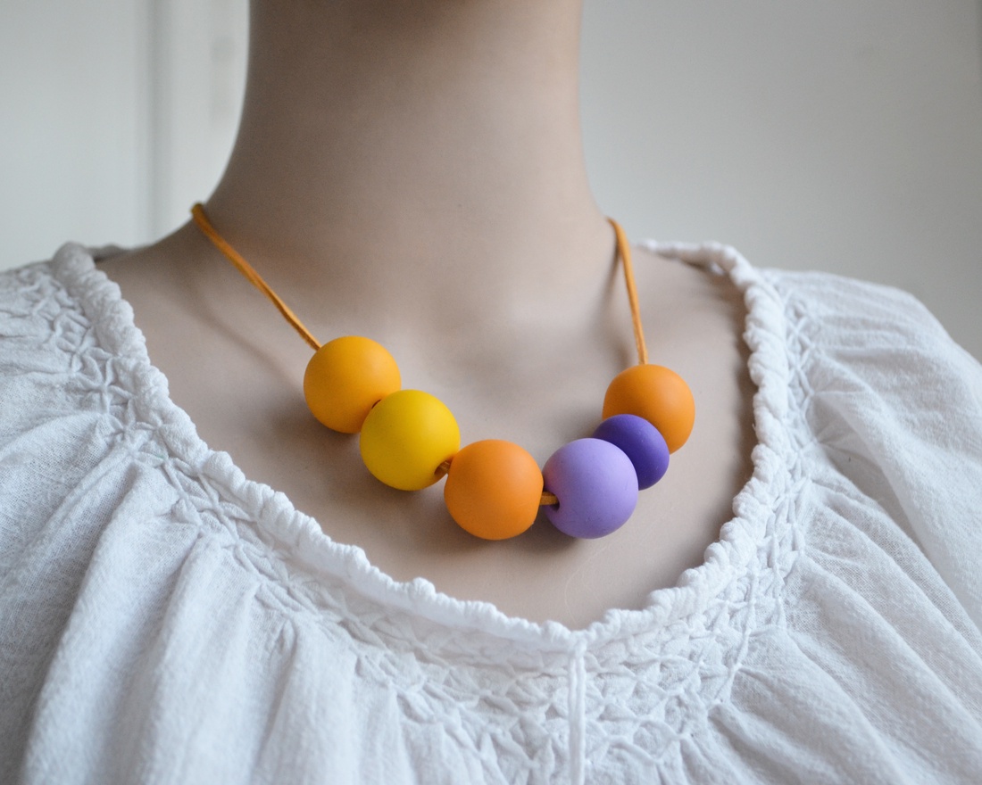 Colier margele rotunde mari colier colorat colier statement contemporan colier geometric choker Colier galben violet - bijuterii - coliere - coliere din mărgele - Artynos.ro