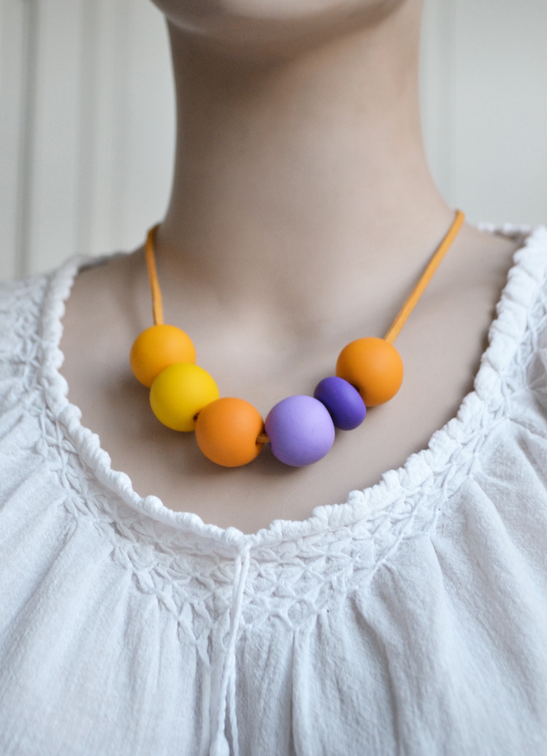Colier margele rotunde mari colier colorat colier statement contemporan colier geometric choker Colier galben violet - bijuterii - coliere - coliere din mărgele - Artynos.ro