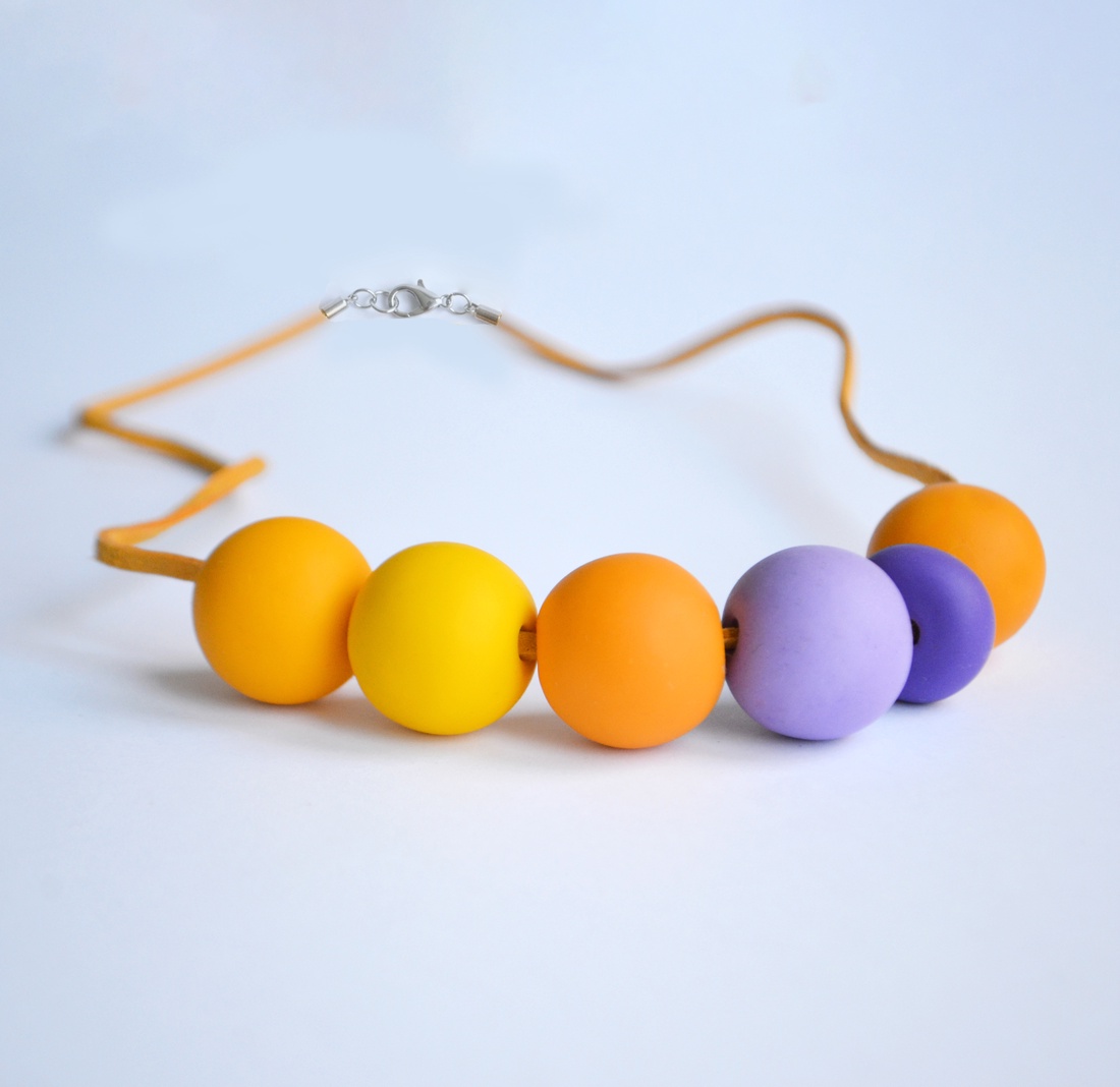 Colier margele rotunde mari colier colorat colier statement contemporan colier geometric choker Colier galben violet - bijuterii - coliere - coliere din mărgele - Artynos.ro