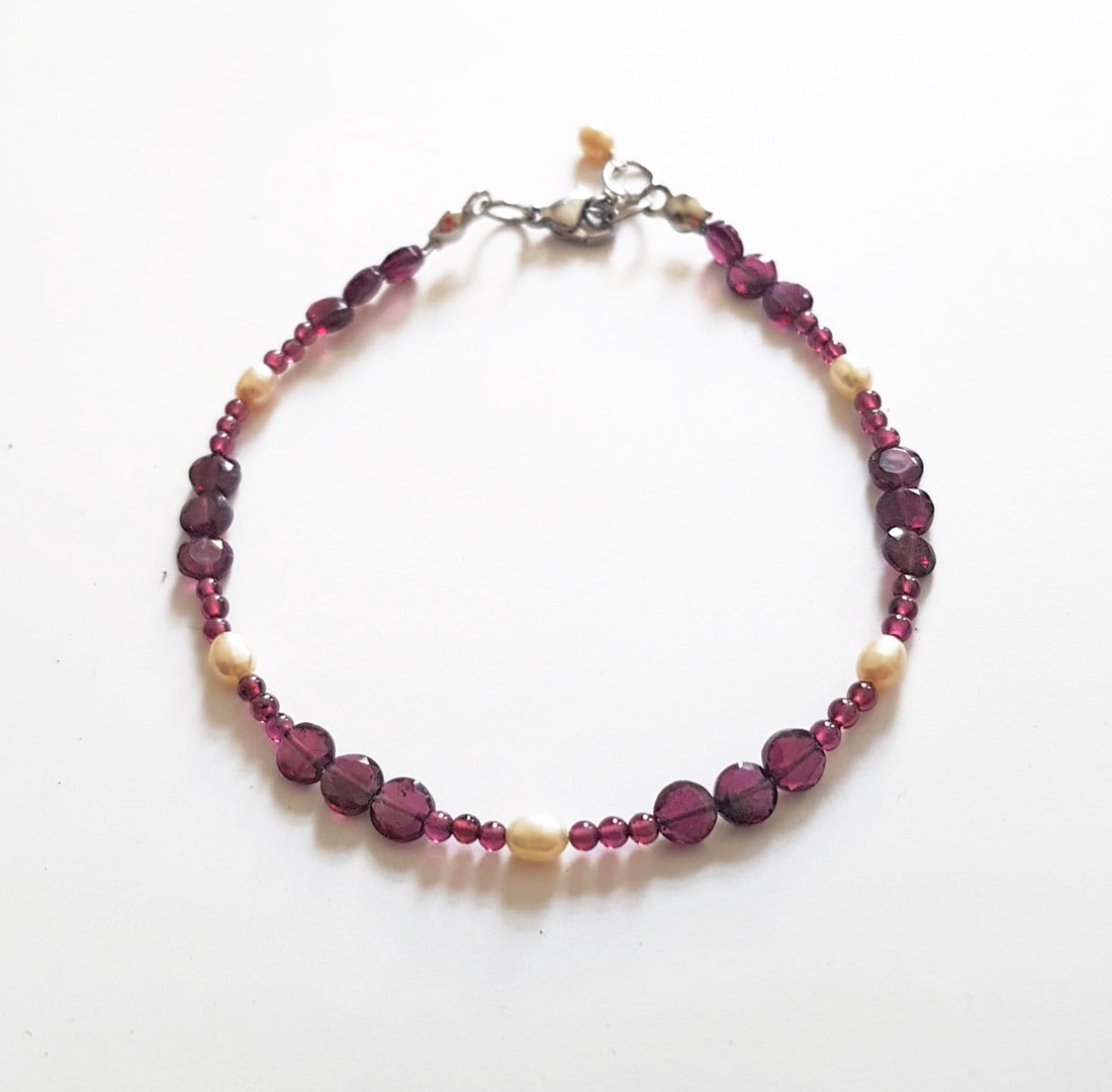 Bratara eleganta cu granate bratara perle naturale bijuterie cadou zodie capricorn varsator bijuterie grena - bijuterii - brățări - brățări din pietre semiprețioase - Artynos.ro