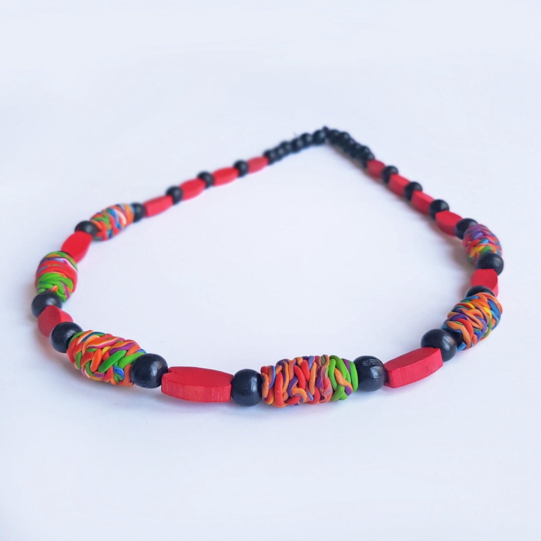 Colier margele lemn colier colorat colier statement contemporan colier choker geometric Colier monocrom albastru mov - bijuterii - coliere - coliere din mărgele - Artynos.ro