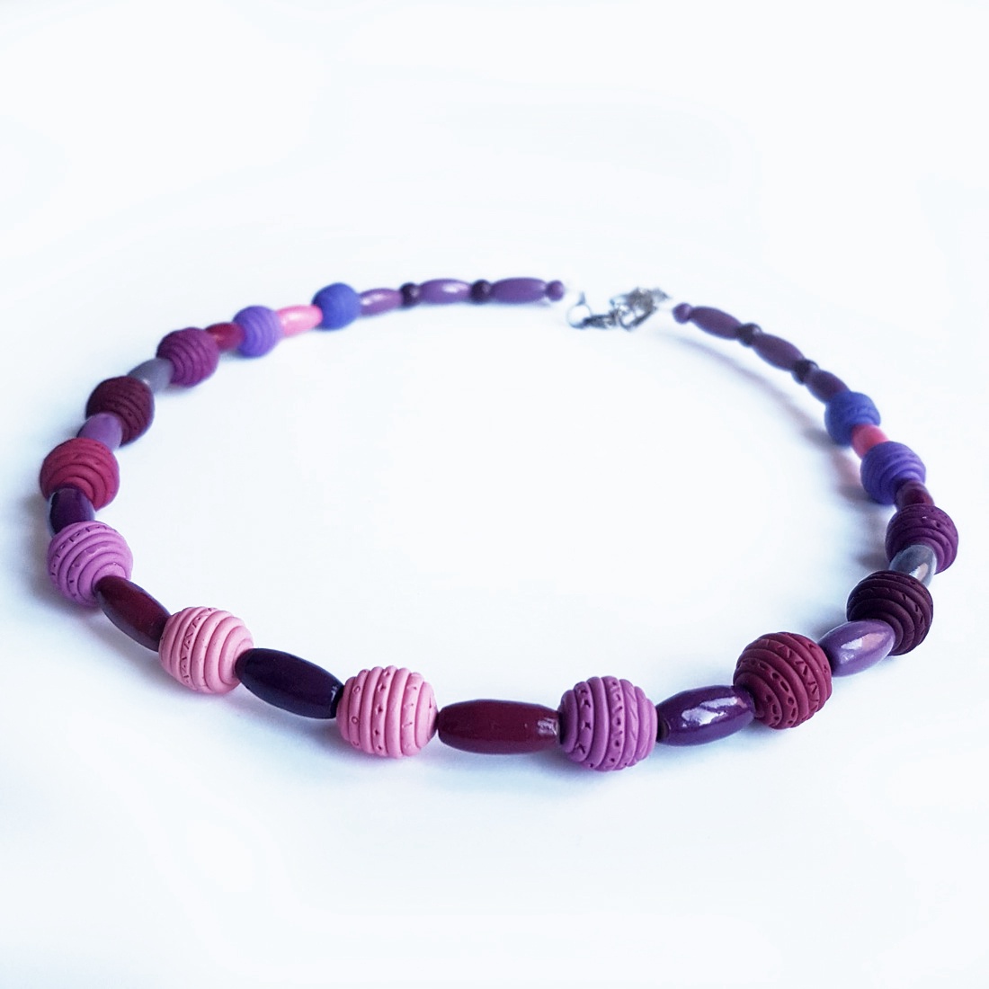 Colier margele rotunde colier colorat colier statement contemporan colier choker geometric Colier monocrom albastru mov - bijuterii - coliere - chockere - Artynos.ro