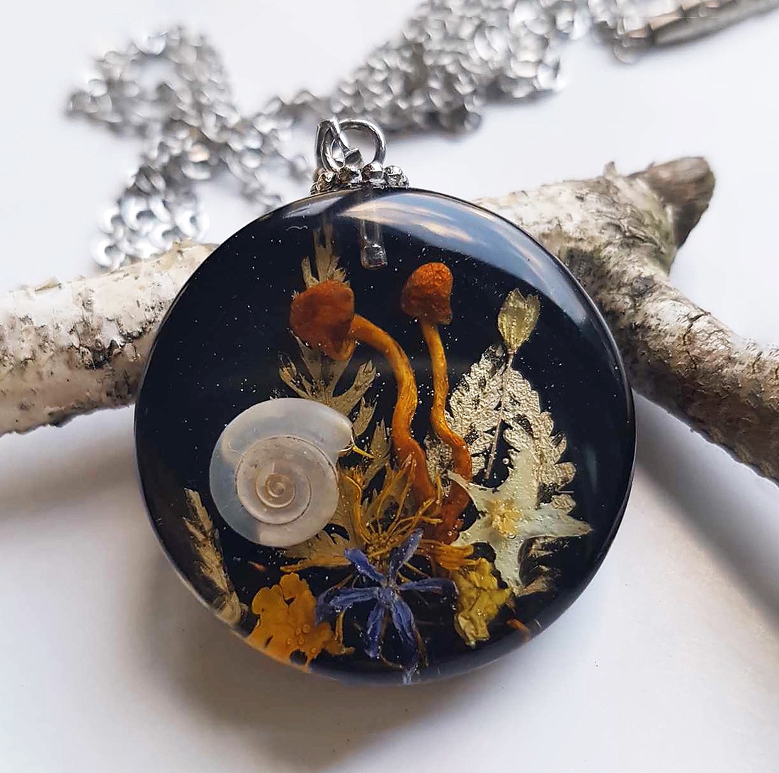Colier handmade, Pandantiv din rasina cu flori naturale, Pandantiv terarium, cadou inedit, pandantiv cu melc - bijuterii - coliere - coliere cu pandative - Artynos.ro