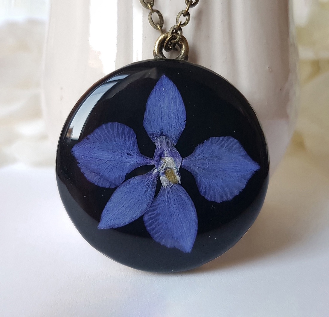 Colier handmade pandantiv albastru Pandantiv vintage rasina flori naturale colier floare albastra cadou femei  - bijuterii - coliere - coliere cu pandative - Artynos.ro