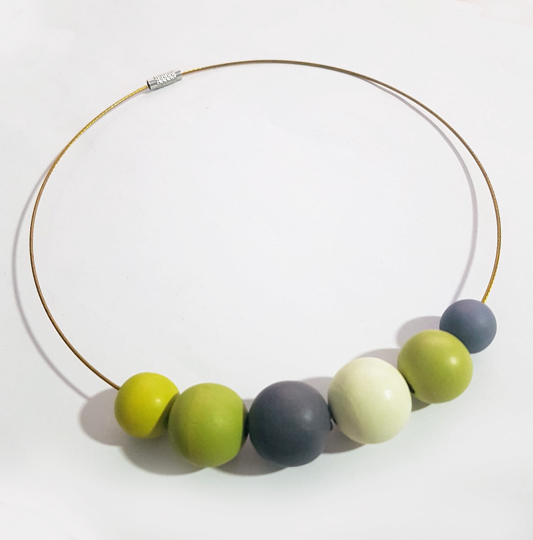 Colier margele lemn rotunde colier colorat colier contemporan colier choker geometric Colier monocrom verzi gri - bijuterii - coliere - chockere - Artynos.ro