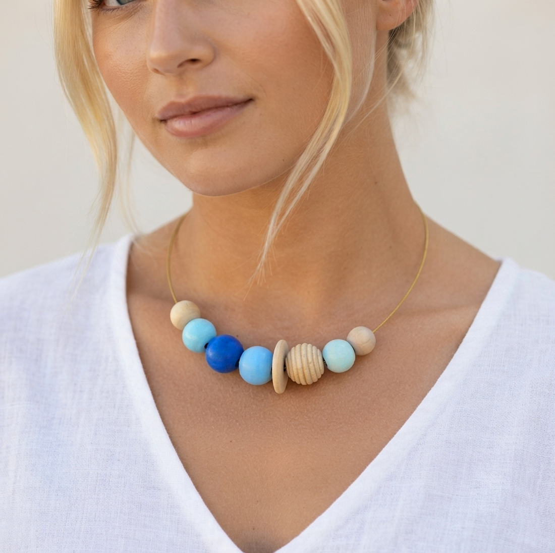 Colier margele lemn rotunde colier albastru colier contemporan colier choker geometric Colier monocrom albastru - bijuterii - coliere - chockere - Artynos.ro