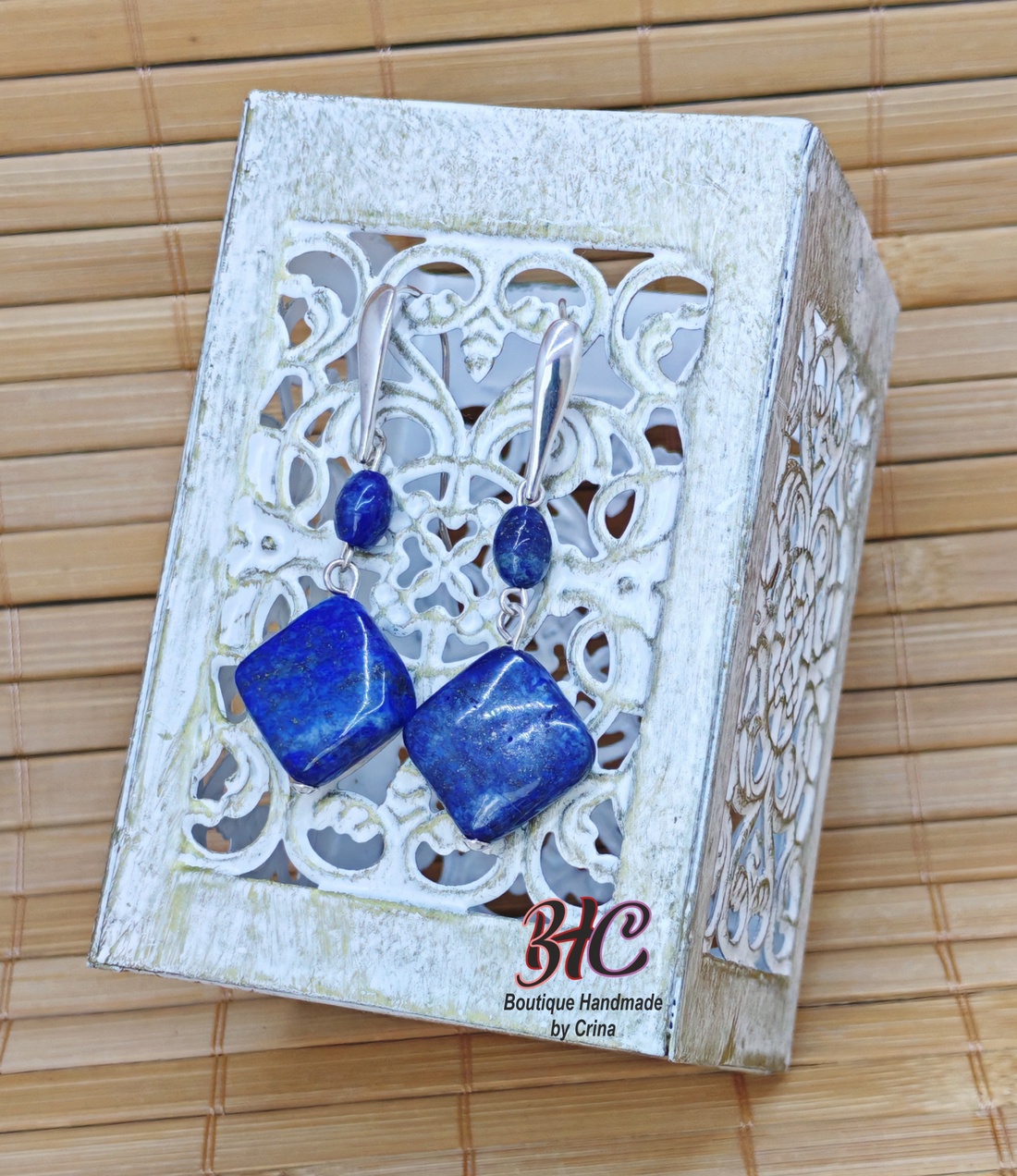 Cercei din argint 925 și pietre semiprețioase Lapis Lazuli - bijuterii - cercei - cercei agățați - Artynos.ro Cercei din argint 925 și pietre semiprețioase Lapis Lazuli - bijuterii - cercei - cercei agățați - Artynos.ro
