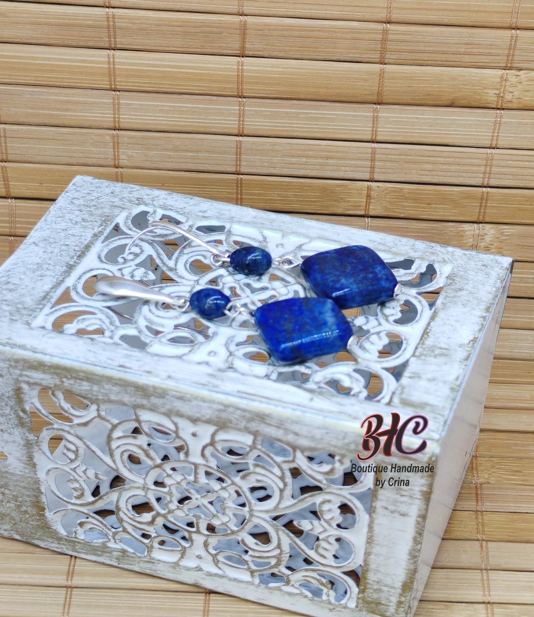 Cercei din argint 925 și pietre semiprețioase Lapis Lazuli - bijuterii - cercei - cercei agățați - Artynos.ro Cercei din argint 925 și pietre semiprețioase Lapis Lazuli - bijuterii - cercei - cercei agățați - Artynos.ro