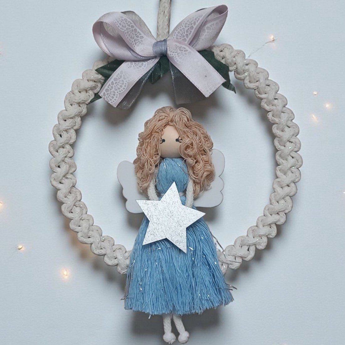Makramé înger Crăciun decorare ușă - albastru și argint rochie cu stea și arc - crăciun - decorațiuni de crăciun de casă - decorațiuni pentru ușă de crăciun - Artynos.ro