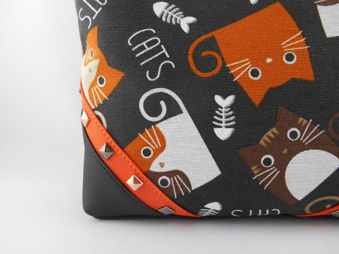 Side sac cu pisoi pe fundal negru - - Artynos.ro Side sac cu pisoi pe fundal negru - - Artynos.ro