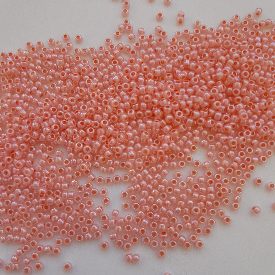 Toho Round Mantis Pearl - Dimensiune 11/0 - 10 grame per pachet - Ceylon Peach Blush - - Artynos.ro Toho Round Mantis Pearl - Dimensiune 11/0 - 10 grame per pachet - Ceylon Peach Blush - - Artynos.ro
