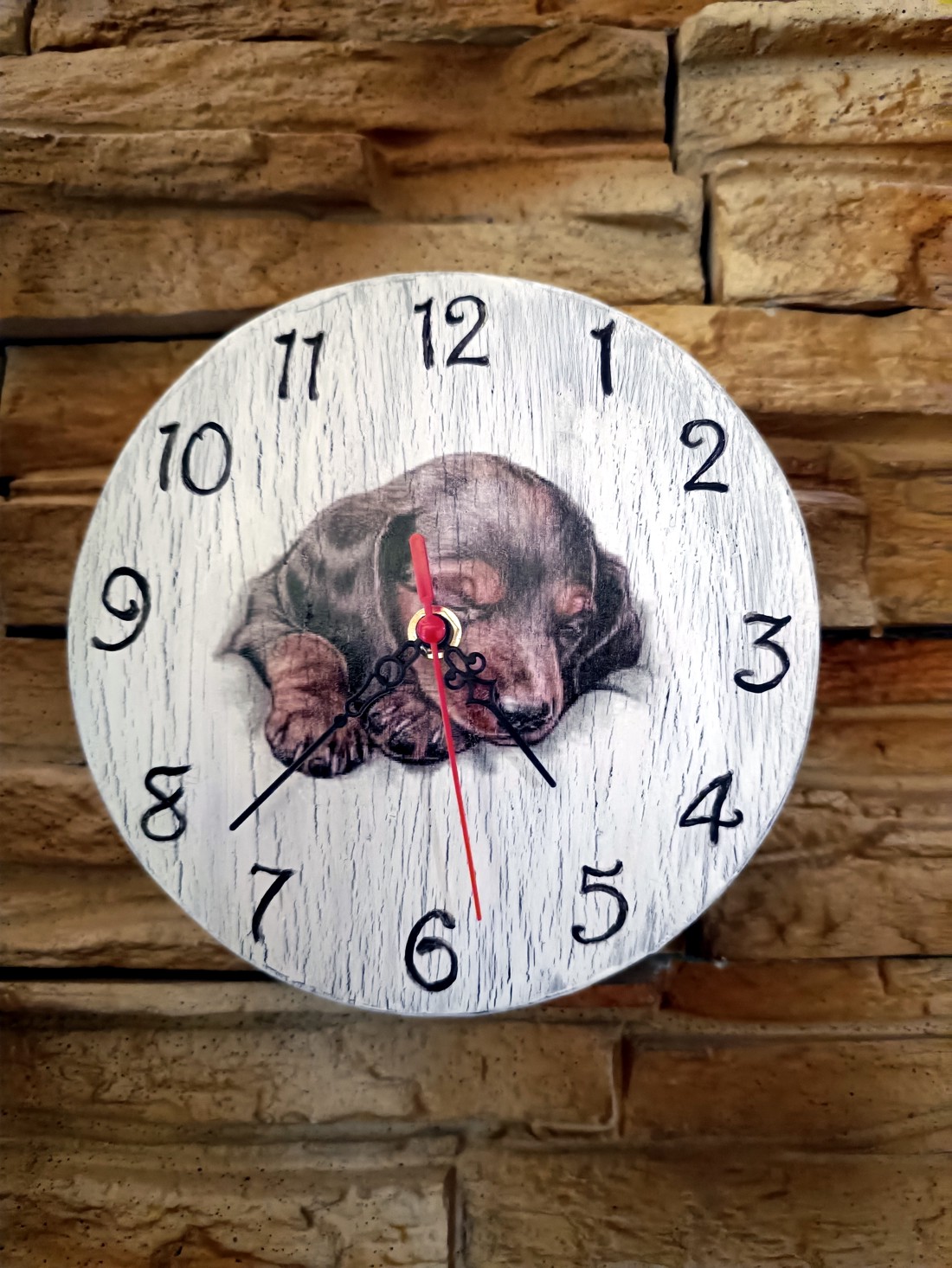 Ceas de perete din lemn în stil vintage cu câine care doarme - - Artynos.ro Ceas de perete din lemn în stil vintage cu câine care doarme - - Artynos.ro