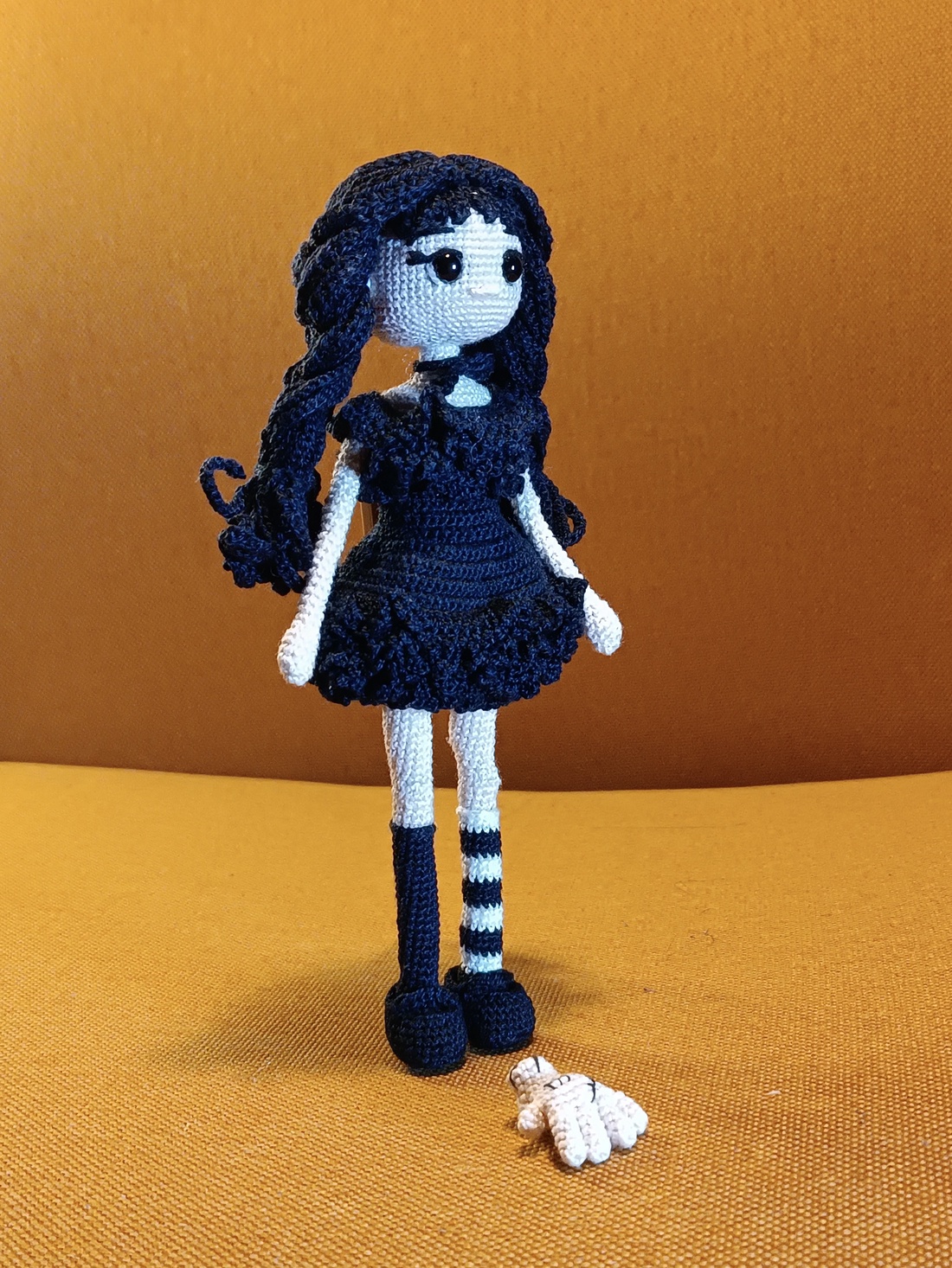 Păpușă croșetată manual, stil gotic - inspirata de personaje din seriale celebre - jucării și echipamente pentru copii - plușuri - păpușă croșetată, păpușă de pluș - Artynos.ro