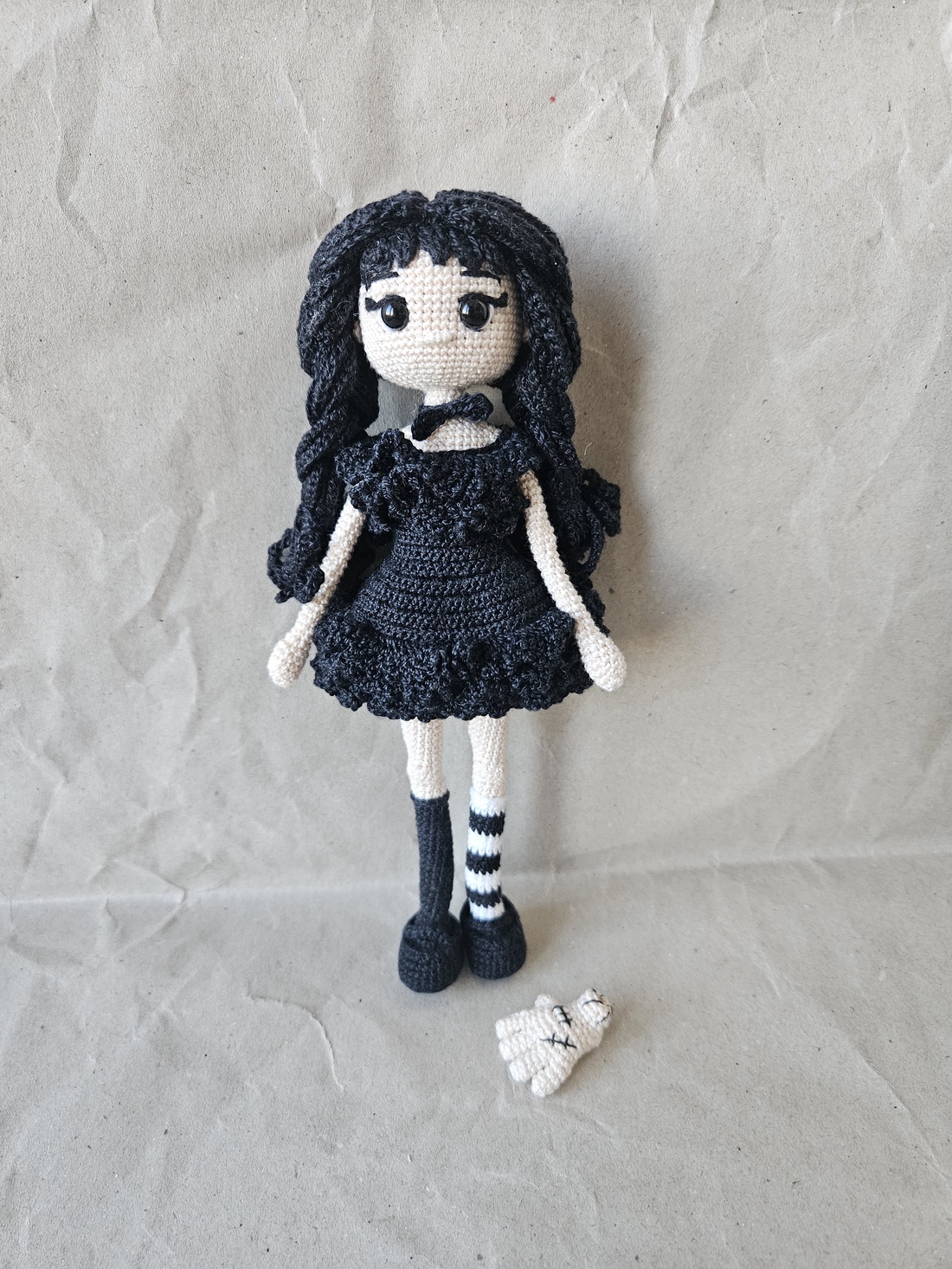 Păpușă croșetată manual, stil gotic - inspirata de personaje din seriale celebre - jucării și echipamente pentru copii - plușuri - păpușă croșetată, păpușă de pluș - Artynos.ro
