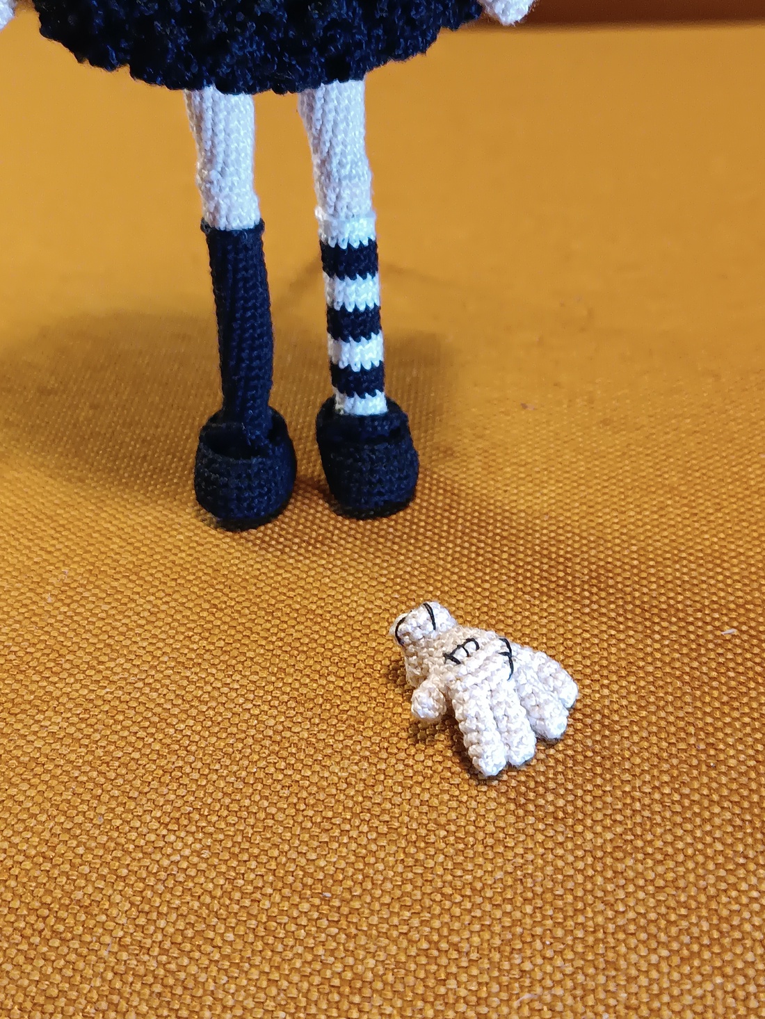 Păpușă croșetată manual, stil gotic - inspirata de personaje din seriale celebre - jucării și echipamente pentru copii - plușuri - păpușă croșetată, păpușă de pluș - Artynos.ro