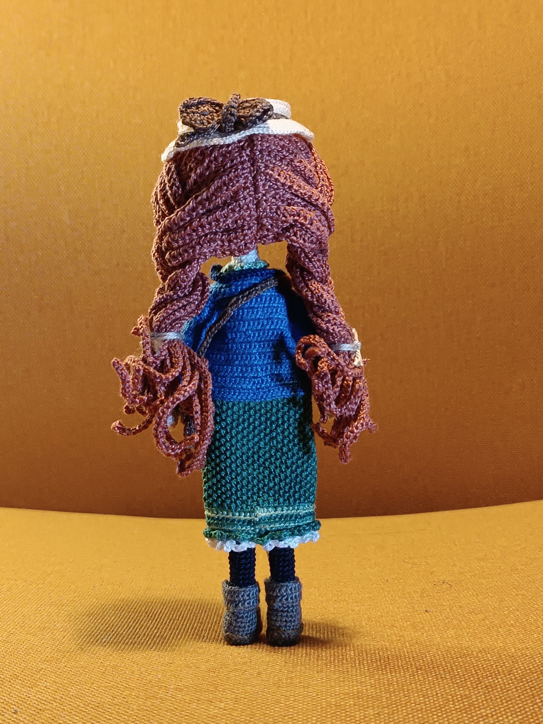 Păpușă croșetată manual, stil victorian - inspirata de personaje din seriale celebre - jucării și echipamente pentru copii - plușuri - păpușă croșetată, păpușă de pluș - Artynos.ro