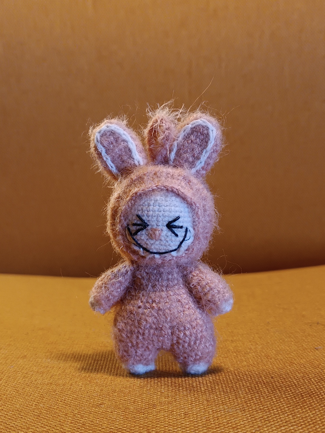 Breloc crosetat manual - monstrulet dragut, stil figurine de colectie - jucării și echipamente pentru copii - plușuri - păpușă croșetată, păpușă de pluș - Artynos.ro