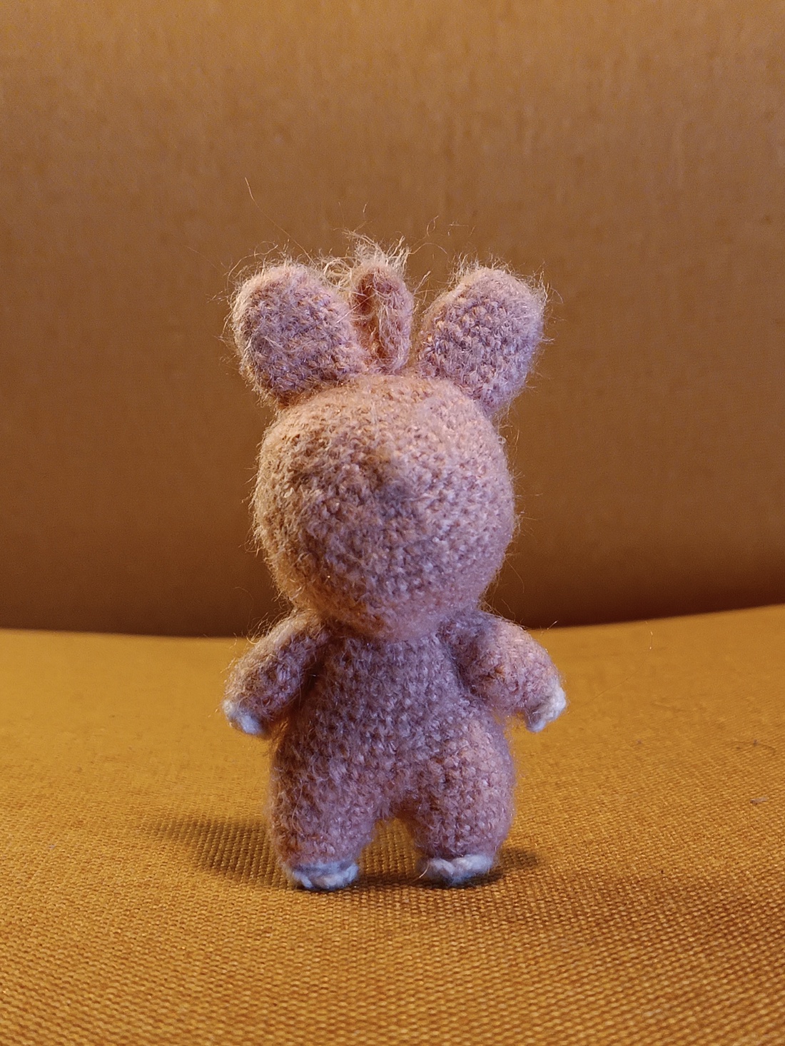 Breloc crosetat manual - monstrulet dragut, stil figurine de colectie - jucării și echipamente pentru copii - plușuri - păpușă croșetată, păpușă de pluș - Artynos.ro