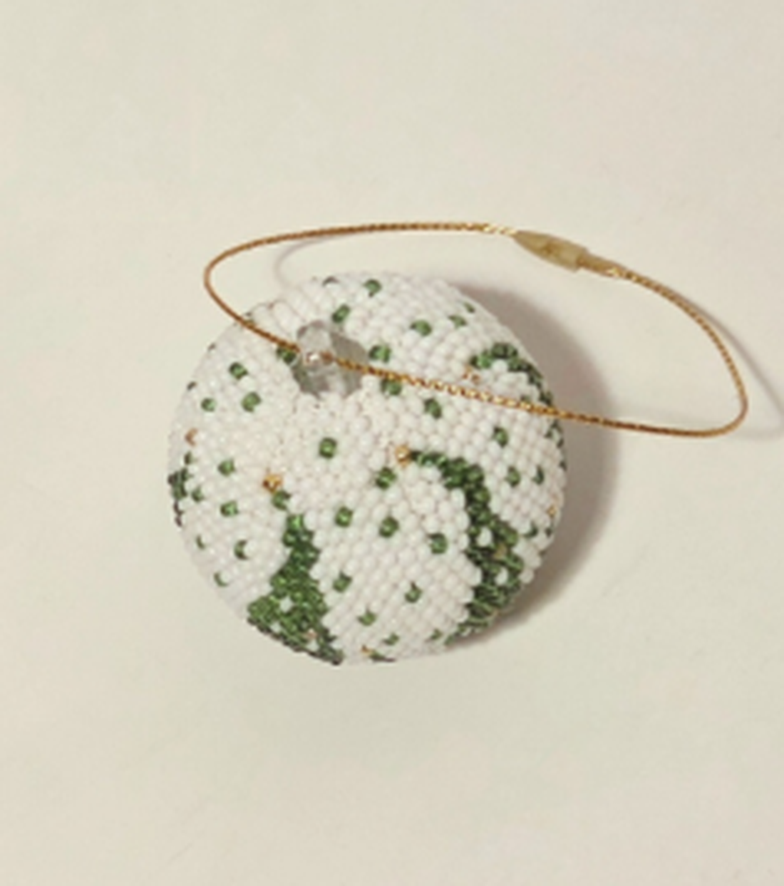 Glob de Crăciun croșetat handmade cu mărgele  decor elegant pentru brad - crăciun - decorațiuni de crăciun de casă - globuri de crăciun - Artynos.ro