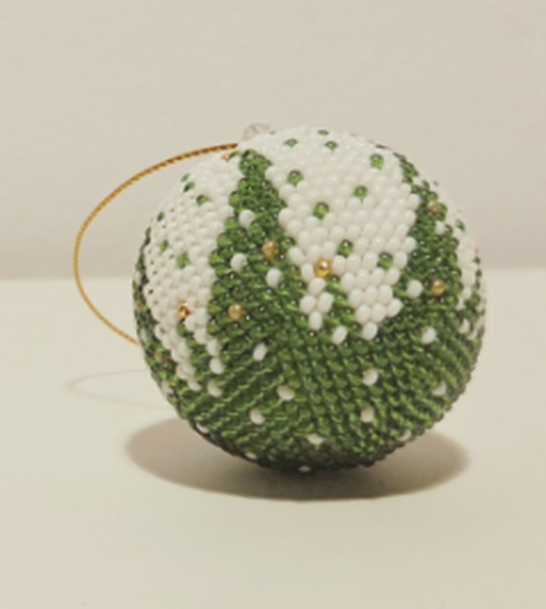 Glob de Crăciun croșetat handmade cu mărgele  decor elegant pentru brad - crăciun - decorațiuni de crăciun de casă - globuri de crăciun - Artynos.ro