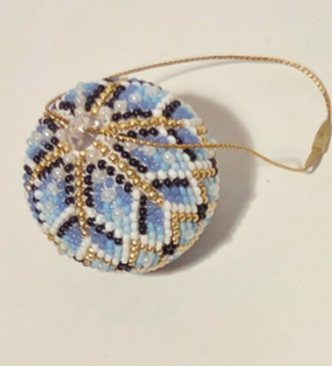 Glob de Crăciun croșetat handmade cu mărgele  decor elegant pentru brad - crăciun - decorațiuni de crăciun de casă - globuri de crăciun - Artynos.ro