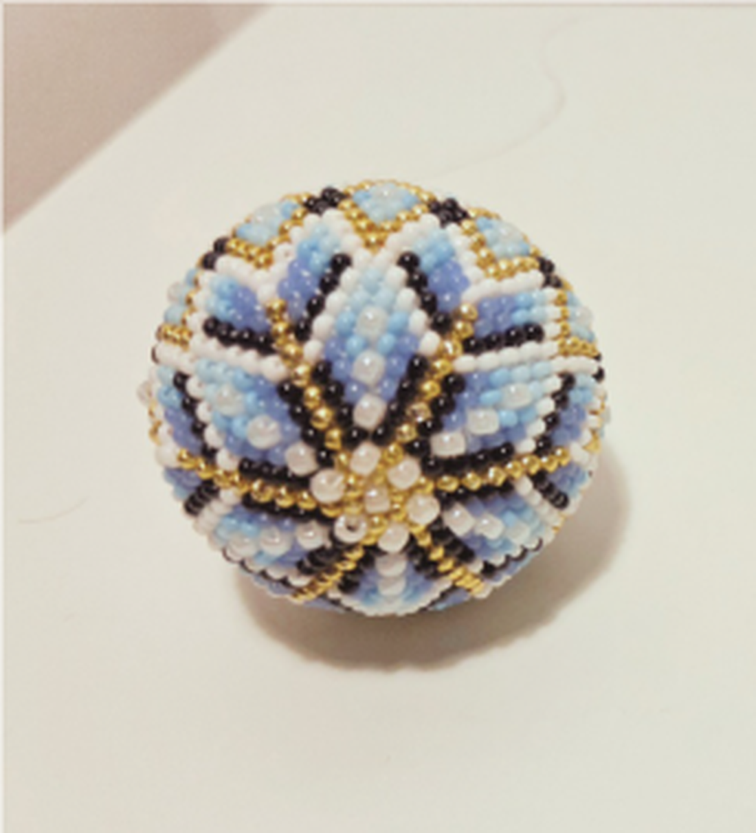 Glob de Crăciun croșetat handmade cu mărgele  decor elegant pentru brad - crăciun - decorațiuni de crăciun de casă - globuri de crăciun - Artynos.ro