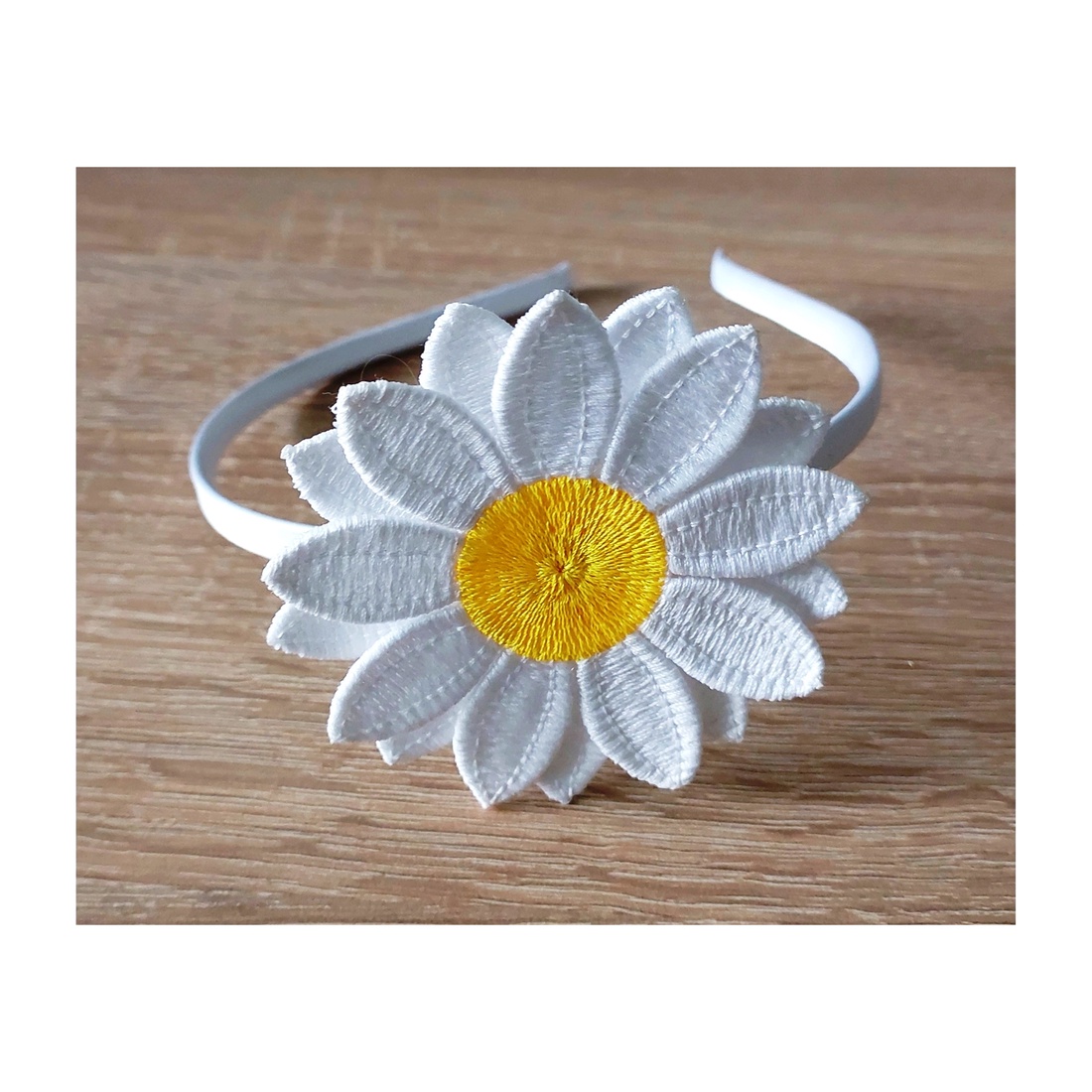 Cordeluta cu margareta brodata - îmbrăcăminte și modă - accesorii păr - accesorii de păr - Artynos.ro Cordeluta cu margareta brodata - îmbrăcăminte și modă - accesorii păr - accesorii de păr - Artynos.ro