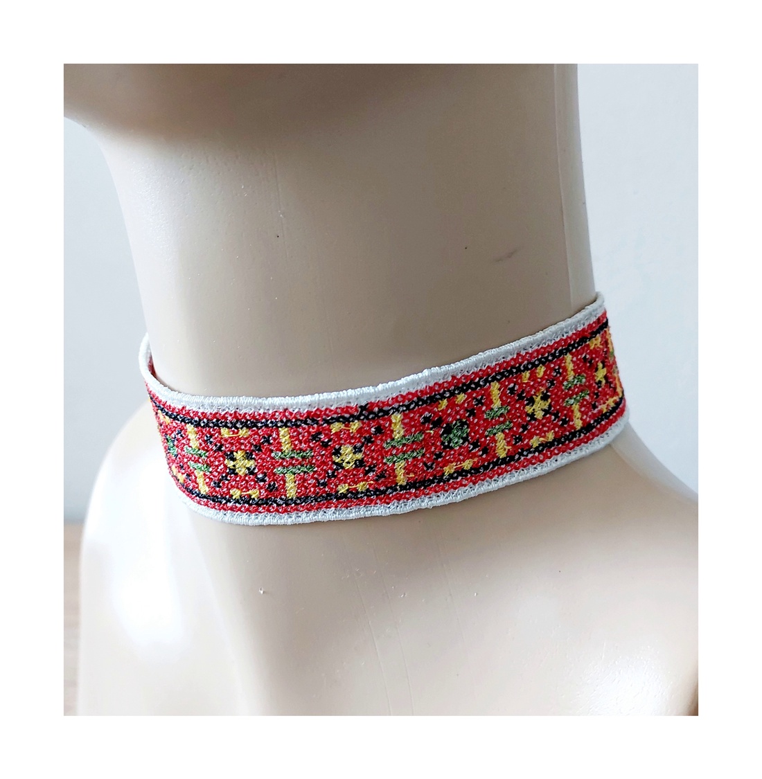 Choker Motive Traditionale Brodat - bijuterii - coliere - coliere statement - Artynos.ro Choker Motive Traditionale Brodat - bijuterii - coliere - coliere statement - Artynos.ro