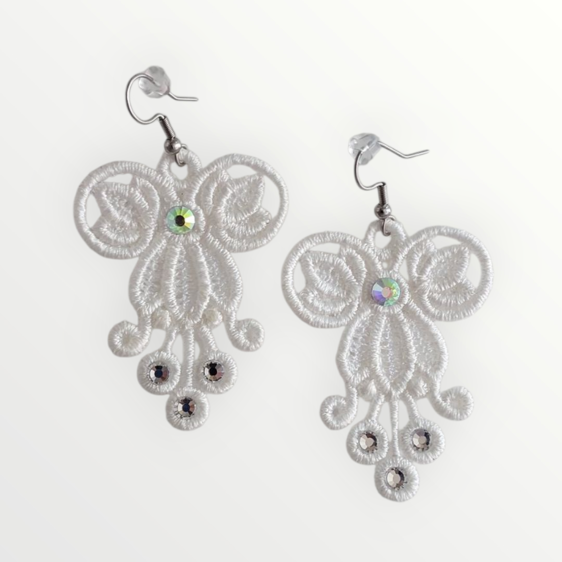 Cercei albi cu cristale - accesorii nuntă - bijuterii mireasă - cercei mireasă - Artynos.ro Cercei albi cu cristale - accesorii nuntă - bijuterii mireasă - cercei mireasă - Artynos.ro