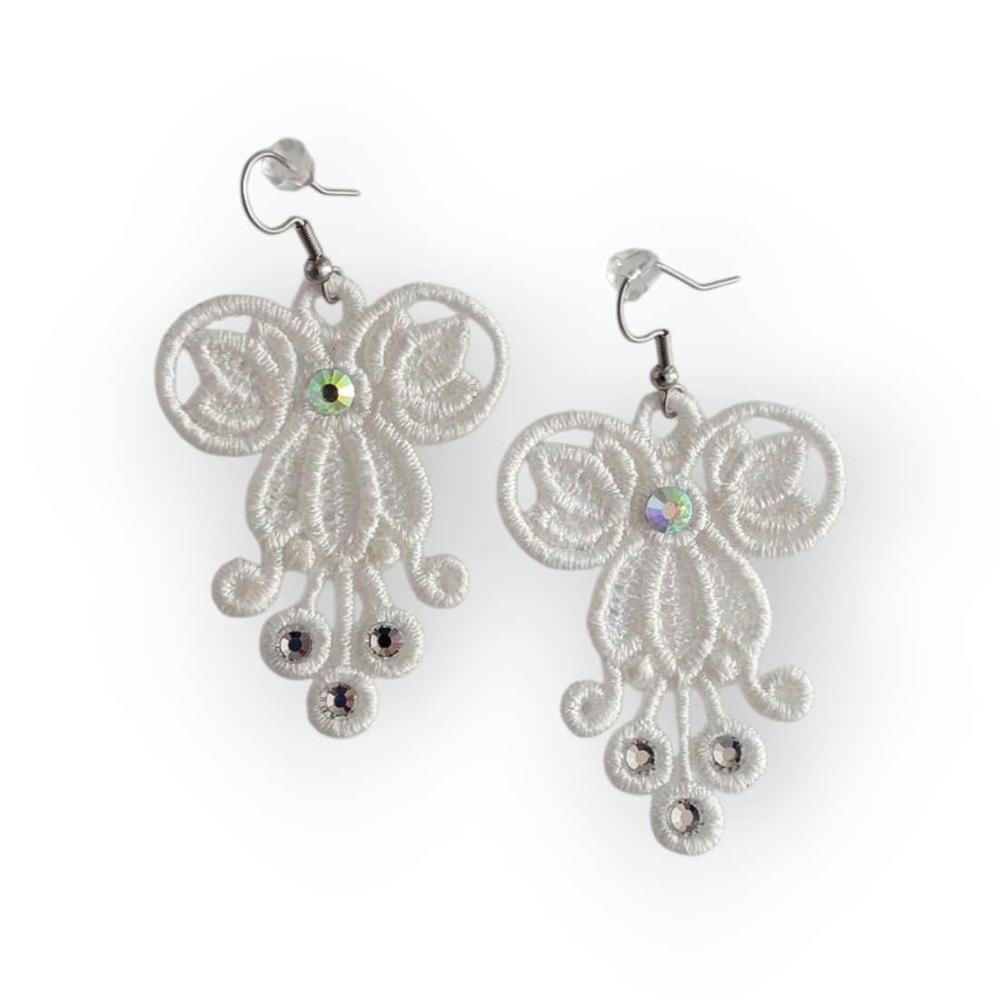 Cercei albi cu cristale - accesorii nuntă - bijuterii mireasă - cercei mireasă - Artynos.ro Cercei albi cu cristale - accesorii nuntă - bijuterii mireasă - cercei mireasă - Artynos.ro