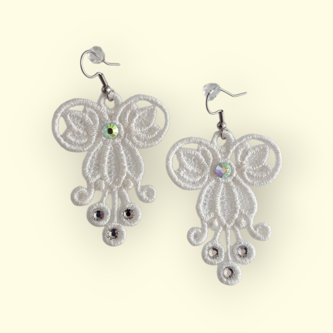 Cercei albi cu cristale - accesorii nuntă - bijuterii mireasă - cercei mireasă - Artynos.ro Cercei albi cu cristale - accesorii nuntă - bijuterii mireasă - cercei mireasă - Artynos.ro