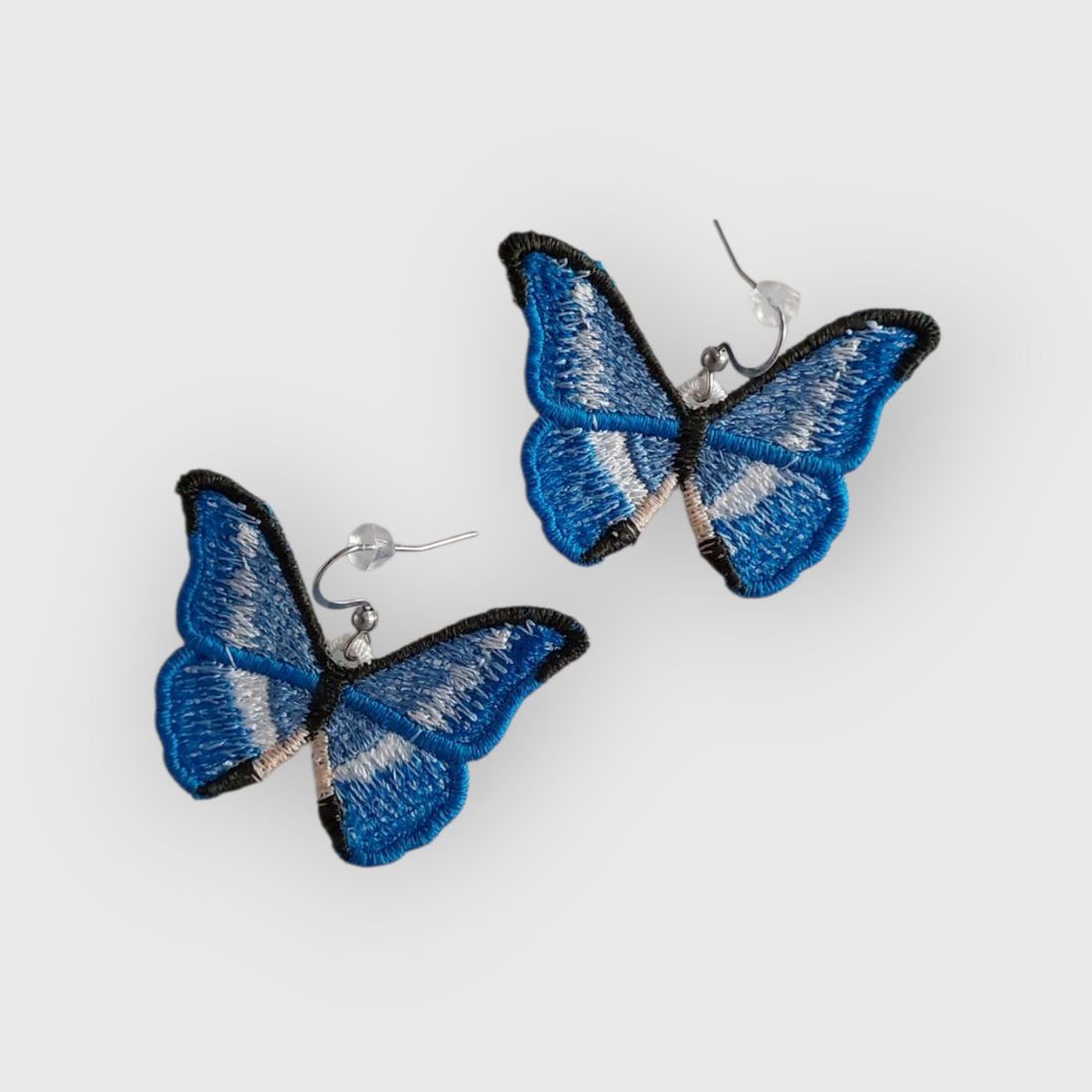Cercei Fluturi Albastri Brodati - bijuterii - cercei - cercei agățați - Artynos.ro Cercei Fluturi Albastri Brodati - bijuterii - cercei - cercei agățați - Artynos.ro
