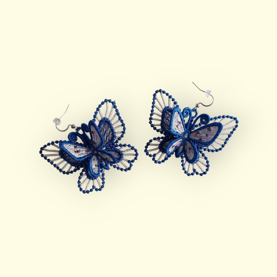 Cercei fluture 3D albastru brodat - bijuterii - cercei - cercei agățați - Artynos.ro Cercei fluture 3D albastru brodat - bijuterii - cercei - cercei agățați - Artynos.ro