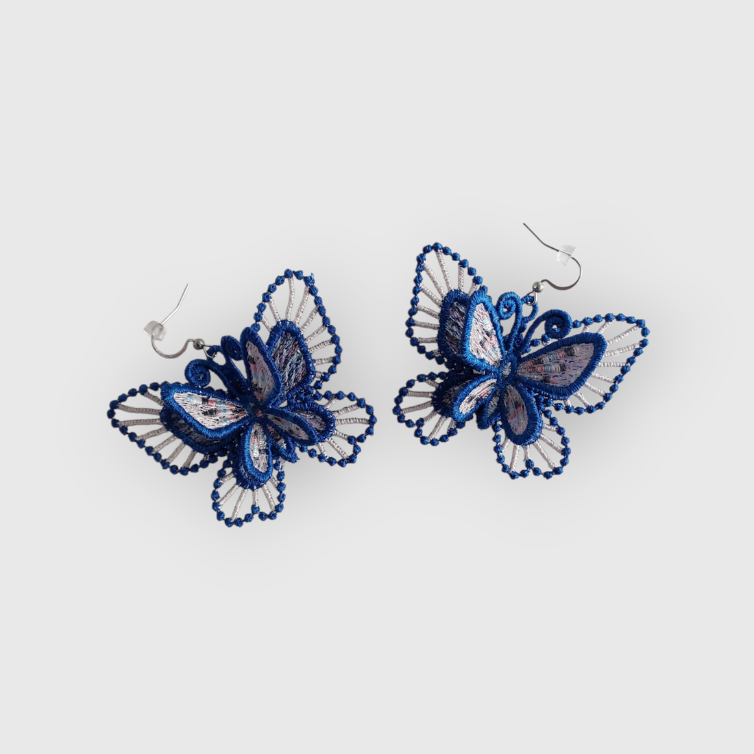 Cercei fluture 3D albastru brodat - bijuterii - cercei - cercei agățați - Artynos.ro Cercei fluture 3D albastru brodat - bijuterii - cercei - cercei agățați - Artynos.ro