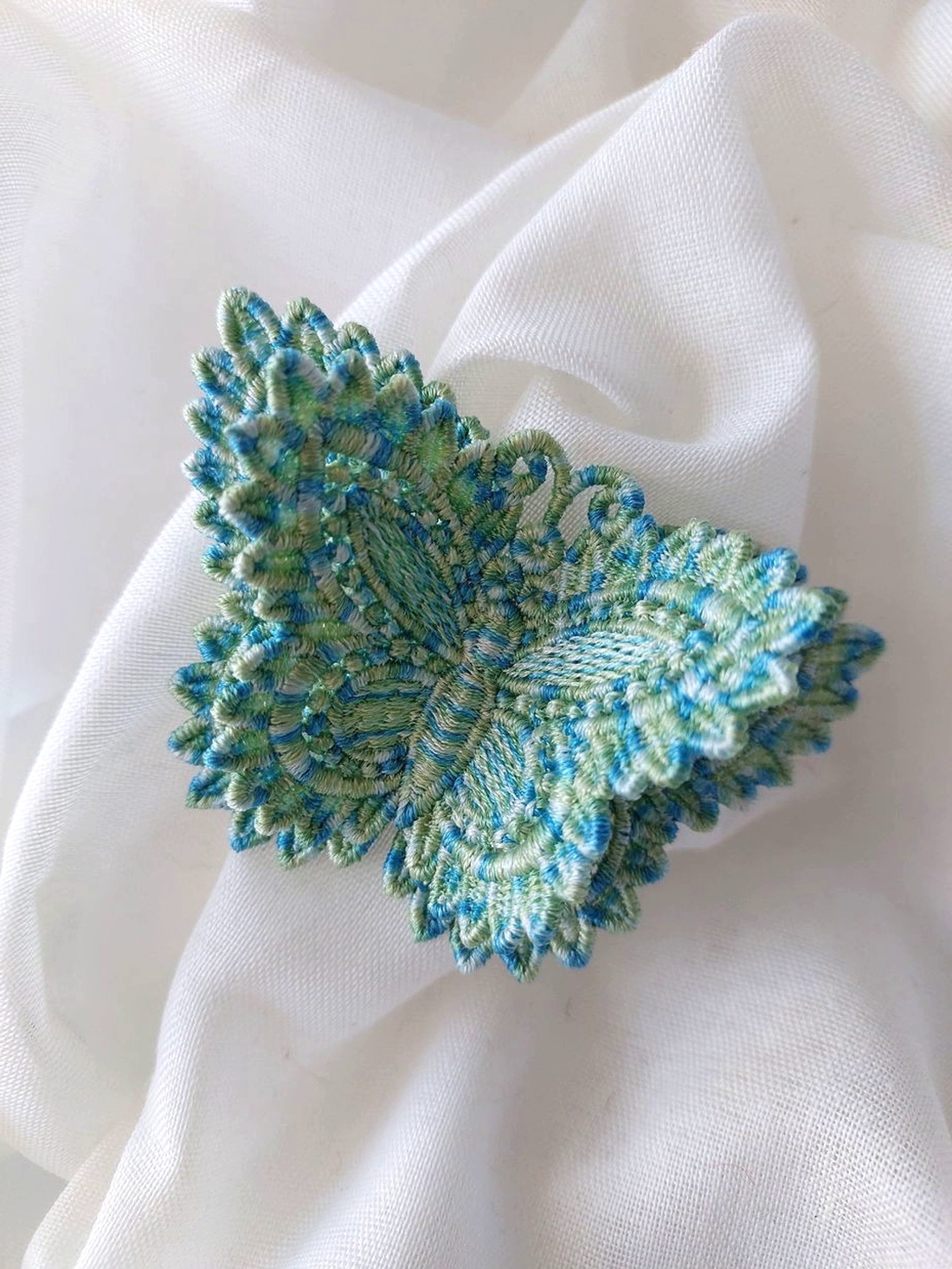 Broșă Fluture Dublu Turcoaz Degrade Rafinament culoare - bijuterii - broșă, insigne - insigne - Artynos.ro Broșă Fluture Dublu Turcoaz Degrade Rafinament culoare - bijuterii - broșă, insigne - insigne - Artynos.ro