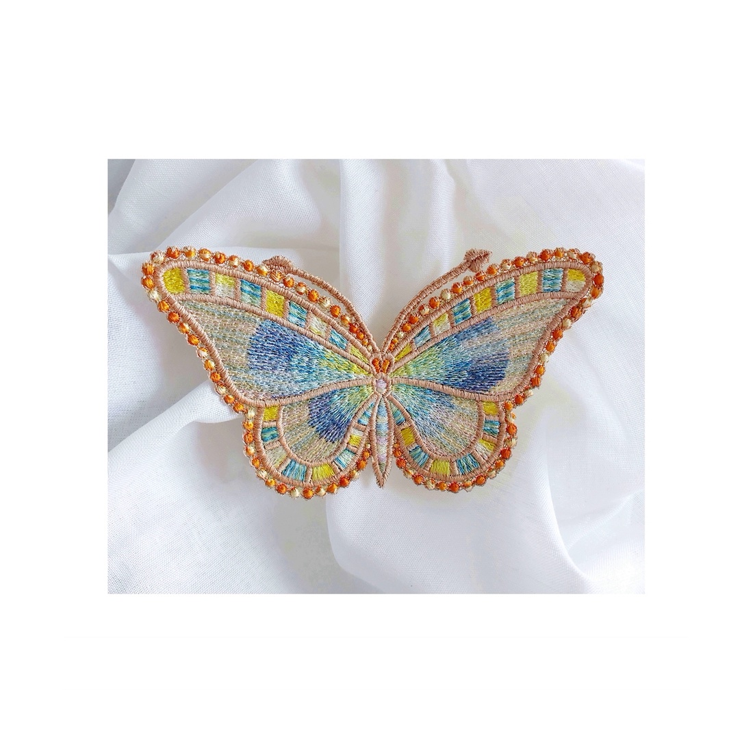 Brosa fluture brodat mudel 3 - bijuterii - broșă, insigne - insigne - Artynos.ro