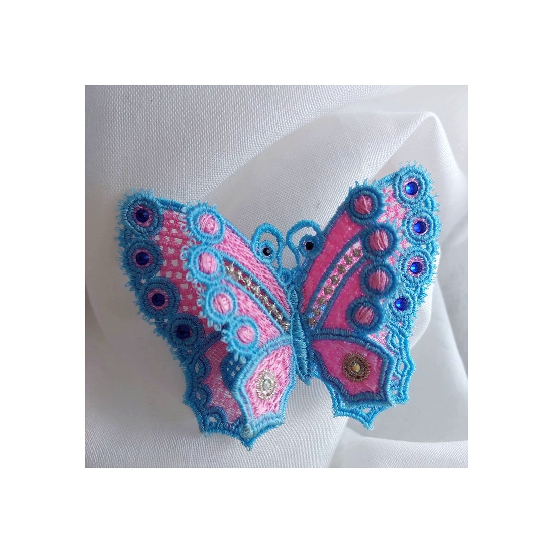 Broșă Fluture 3D Bleu & Roz Delicatețe și prospețime în culori pastelate - bijuterii - broșă, insigne - insigne - Artynos.ro Broșă Fluture 3D Bleu & Roz Delicatețe și prospețime în culori pastelate - bijuterii - broșă, insigne - insigne - Artynos.ro