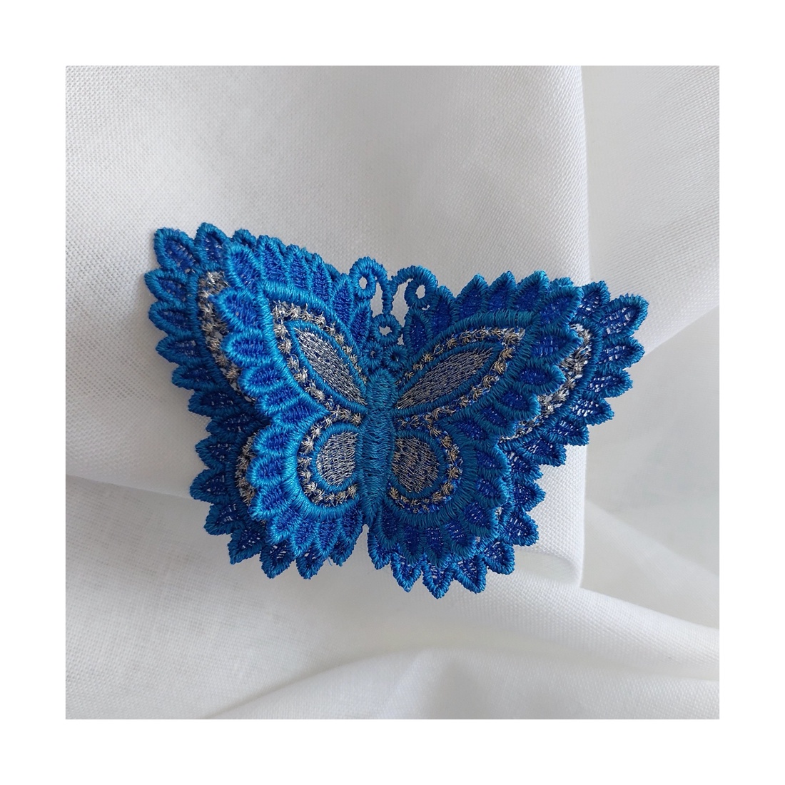 Brosa Fluture Albastru cu Doua Perechi de Aripi - bijuterii - mărțișor - Artynos.ro Brosa Fluture Albastru cu Doua Perechi de Aripi - bijuterii - mărțișor - Artynos.ro