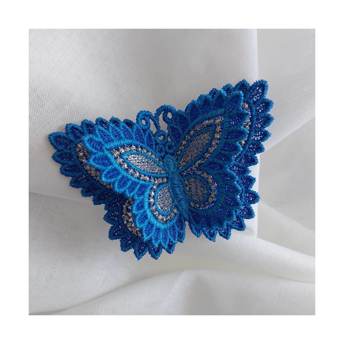 Brosa Fluture Albastru cu Doua Perechi de Aripi - bijuterii - mărțișor - Artynos.ro Brosa Fluture Albastru cu Doua Perechi de Aripi - bijuterii - mărțișor - Artynos.ro