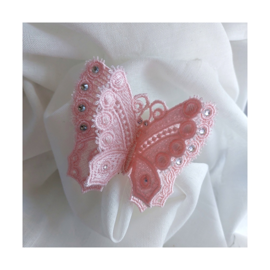 Brosa Fluture Roz cu Doua Perechi de Aripi si Cristale - bijuterii - mărțișor - Artynos.ro Brosa Fluture Roz cu Doua Perechi de Aripi si Cristale - bijuterii - mărțișor - Artynos.ro