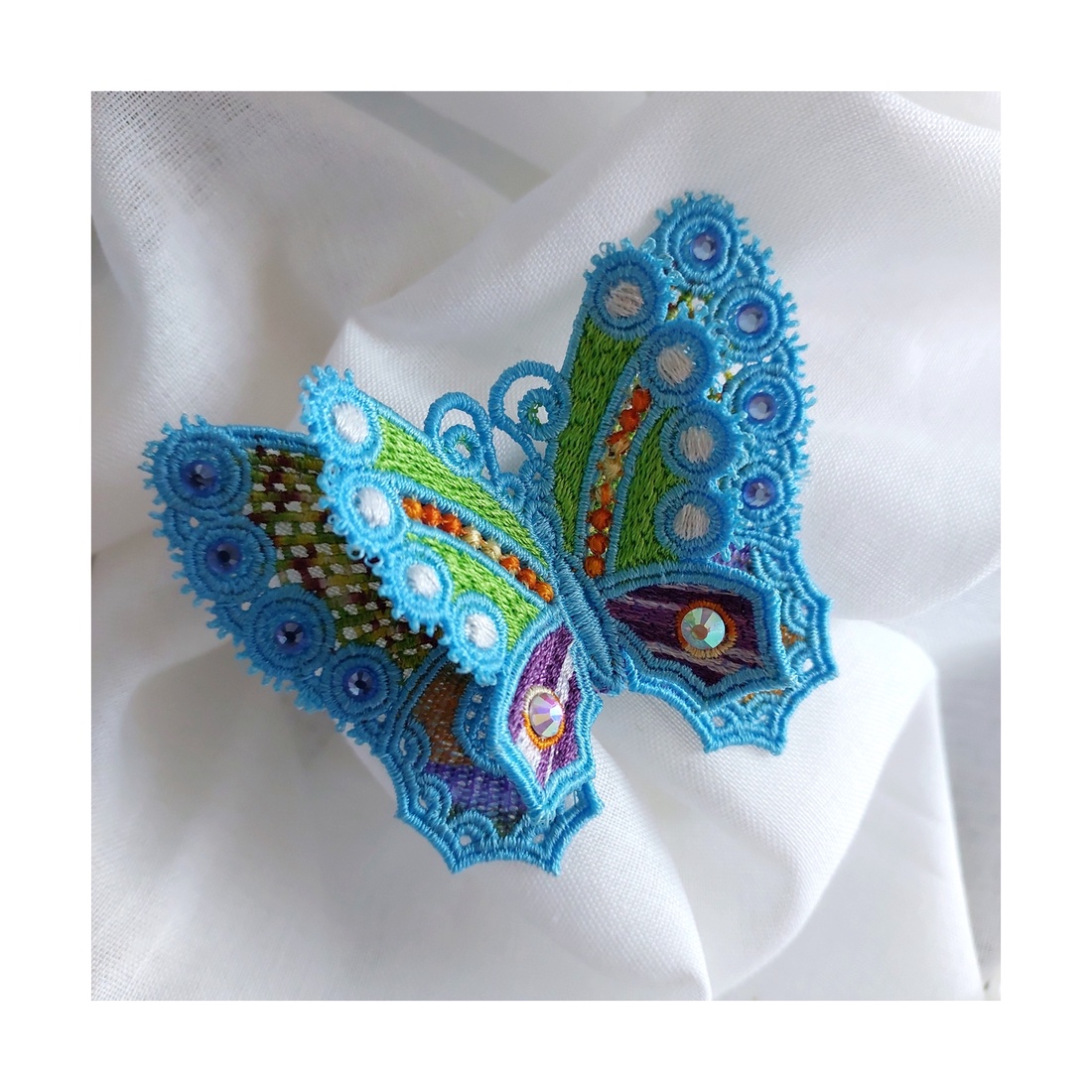 Broșă Fluture Turcoaz 3D cu Cristale Strălucire vibrantă și rafinament - bijuterii - mărțișor - Artynos.ro Broșă Fluture Turcoaz 3D cu Cristale Strălucire vibrantă și rafinament - bijuterii - mărțișor - Artynos.ro