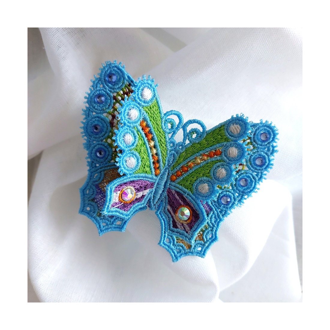 Broșă Fluture Turcoaz 3D cu Cristale Strălucire vibrantă și rafinament - bijuterii - mărțișor - Artynos.ro Broșă Fluture Turcoaz 3D cu Cristale Strălucire vibrantă și rafinament - bijuterii - mărțișor - Artynos.ro