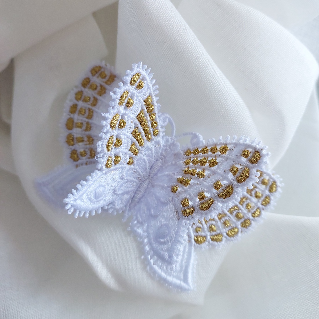 Broșă Fluture Alb 3D Puritate și eleganță - bijuterii - broșă, insigne - insigne - Artynos.ro Broșă Fluture Alb 3D Puritate și eleganță - bijuterii - broșă, insigne - insigne - Artynos.ro